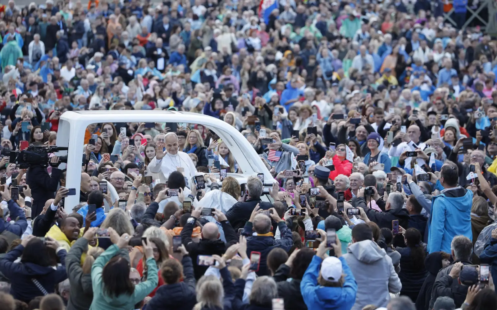 Paus Leo kembali naik popemobile selepas pembedahan kanser