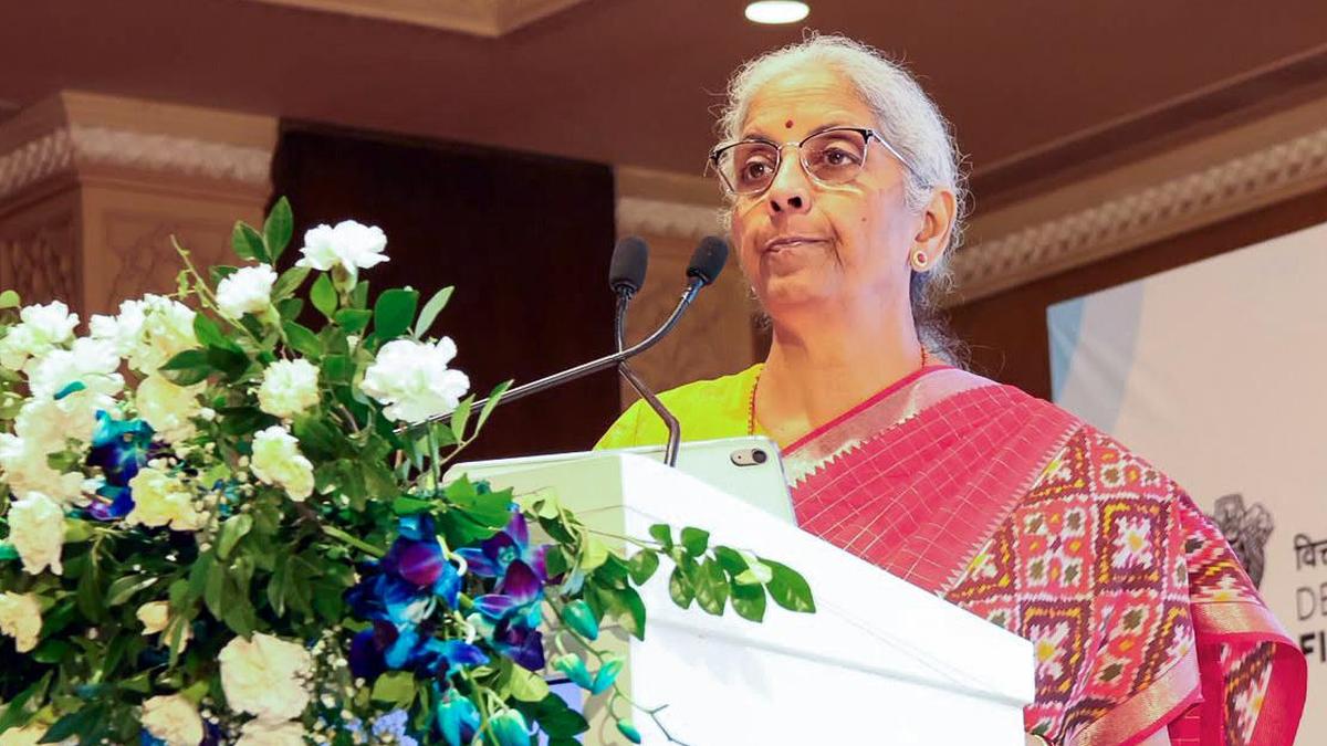 भारत-सिंगापुर आर्थिक साझेदारी मजबूत करने सीतारमण सिंगापुर पहुंचीं