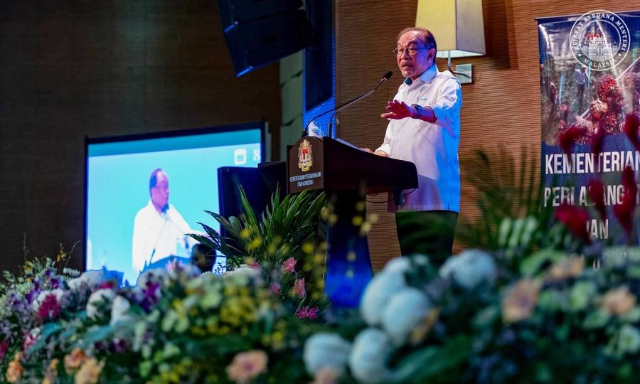 Anwar Ambil Pendekatan Moderat Terhadap Ketegangan UMNO