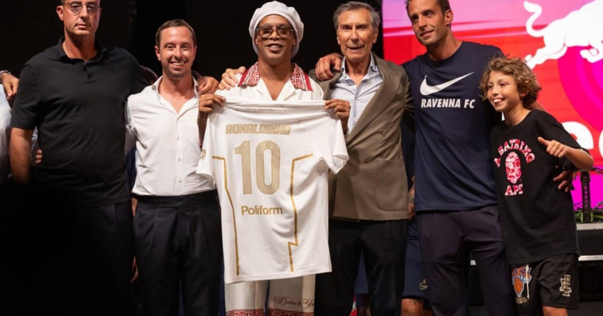 Ronaldinho Kembali Bermain, Targetkan Gol Cantik ke-300