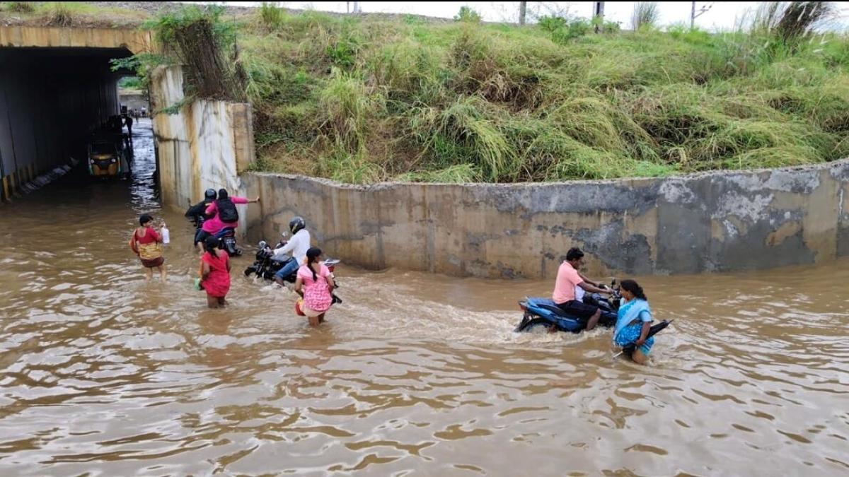 चक्रवात अर्नब से उत्तरी आंध्र प्रदेश में नदियां उफान पर, इच्छापुरम में बाढ़
