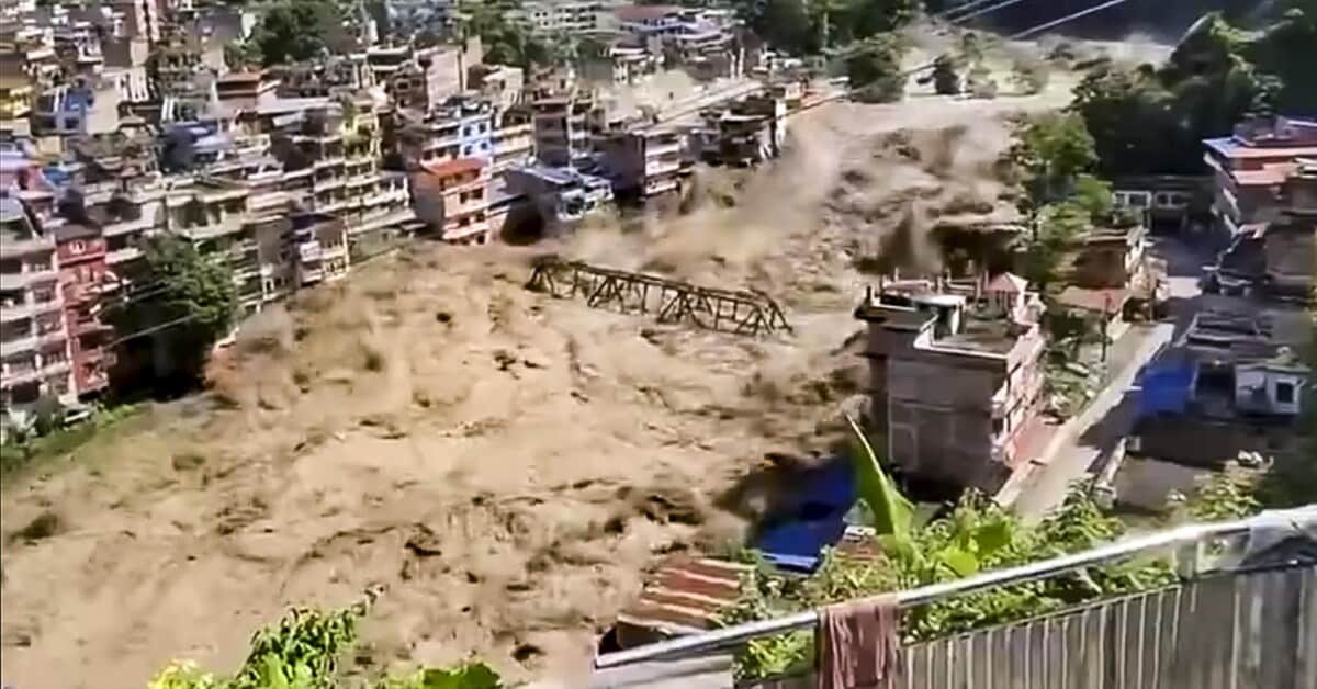 नेपाल-तिब्बत बाढ़ में 392 की मौत, 1,500 लापता