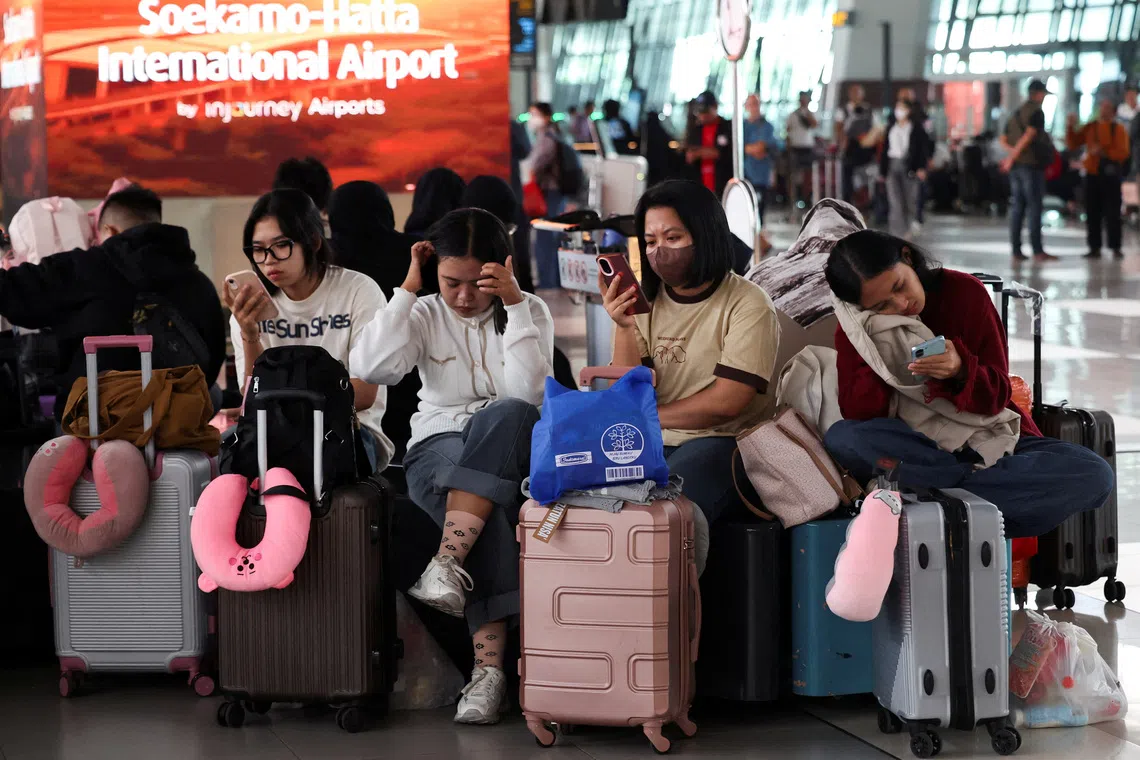 Jakarta airports remain shuttered as volcanic ash from Anak Krakatau spreads