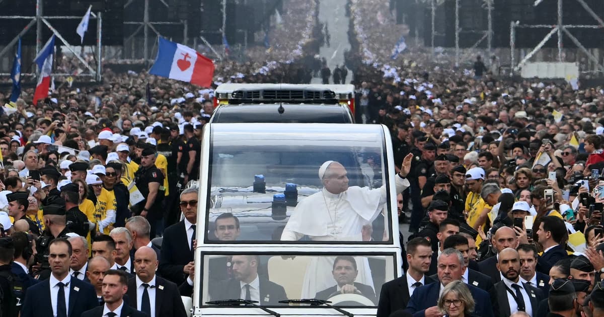 Pope celebrates mass before hundreds of thousands in Paris