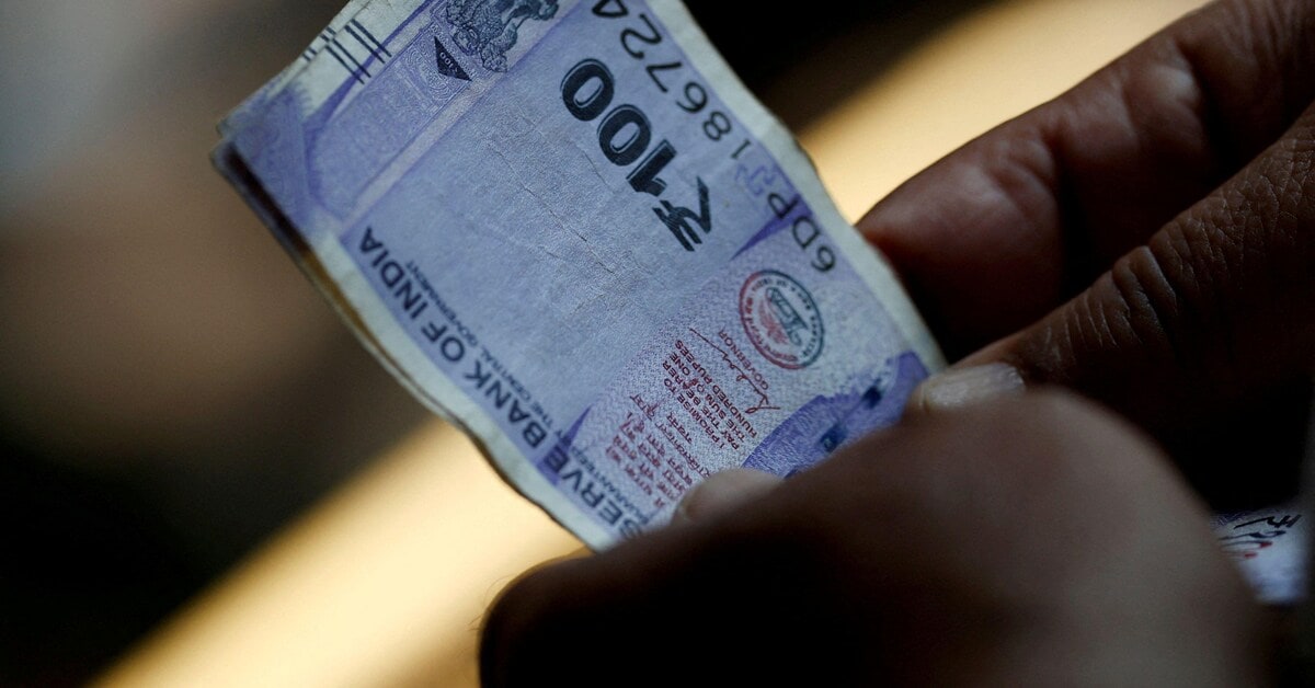 Rupee gains 4 paise to 95.40 as oil prices ease in early trade