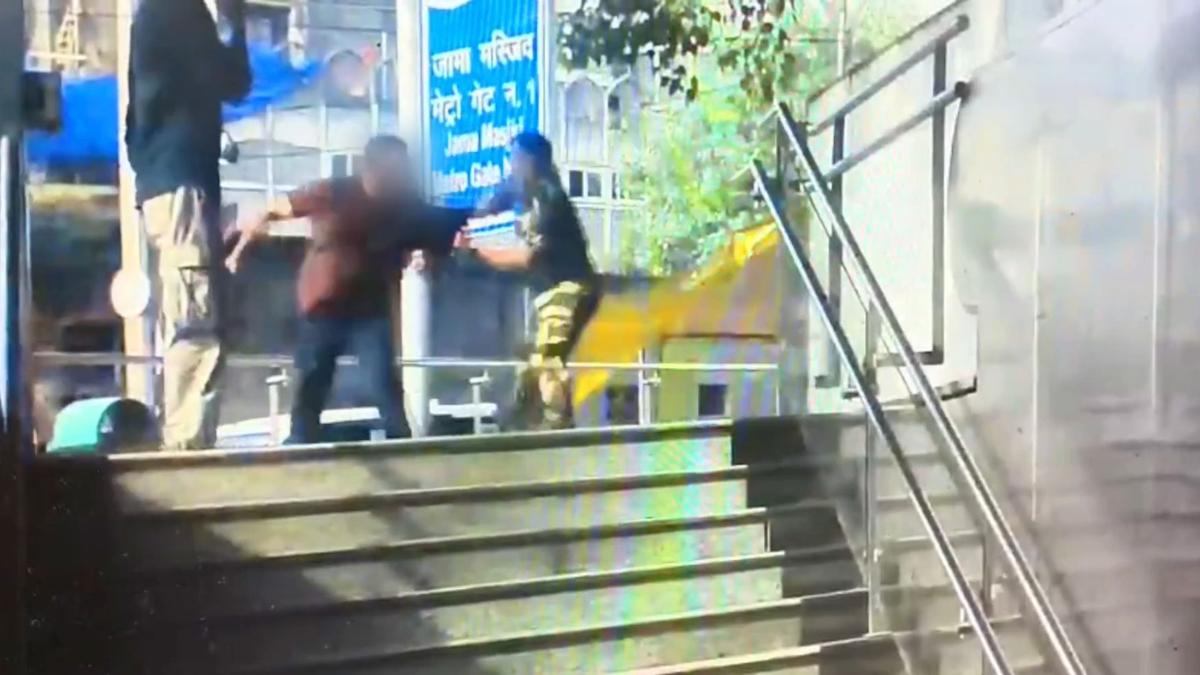 दिल्ली मेट्रो में CISF जवान ने पकड़ा संदिग्ध व्यक्ति, सोने जैसा पदार्थ बरामद