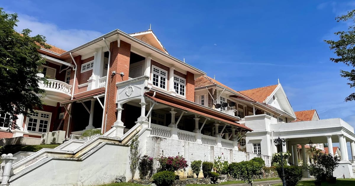 Negeri Sembilan Menteri Besar meets with Tuanku Muhriz