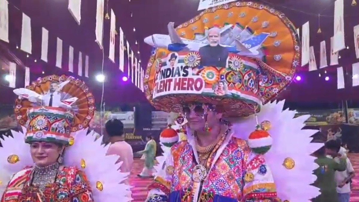 Gujarat couple turns heads at Navratri garba in heavy ceremonial turbans