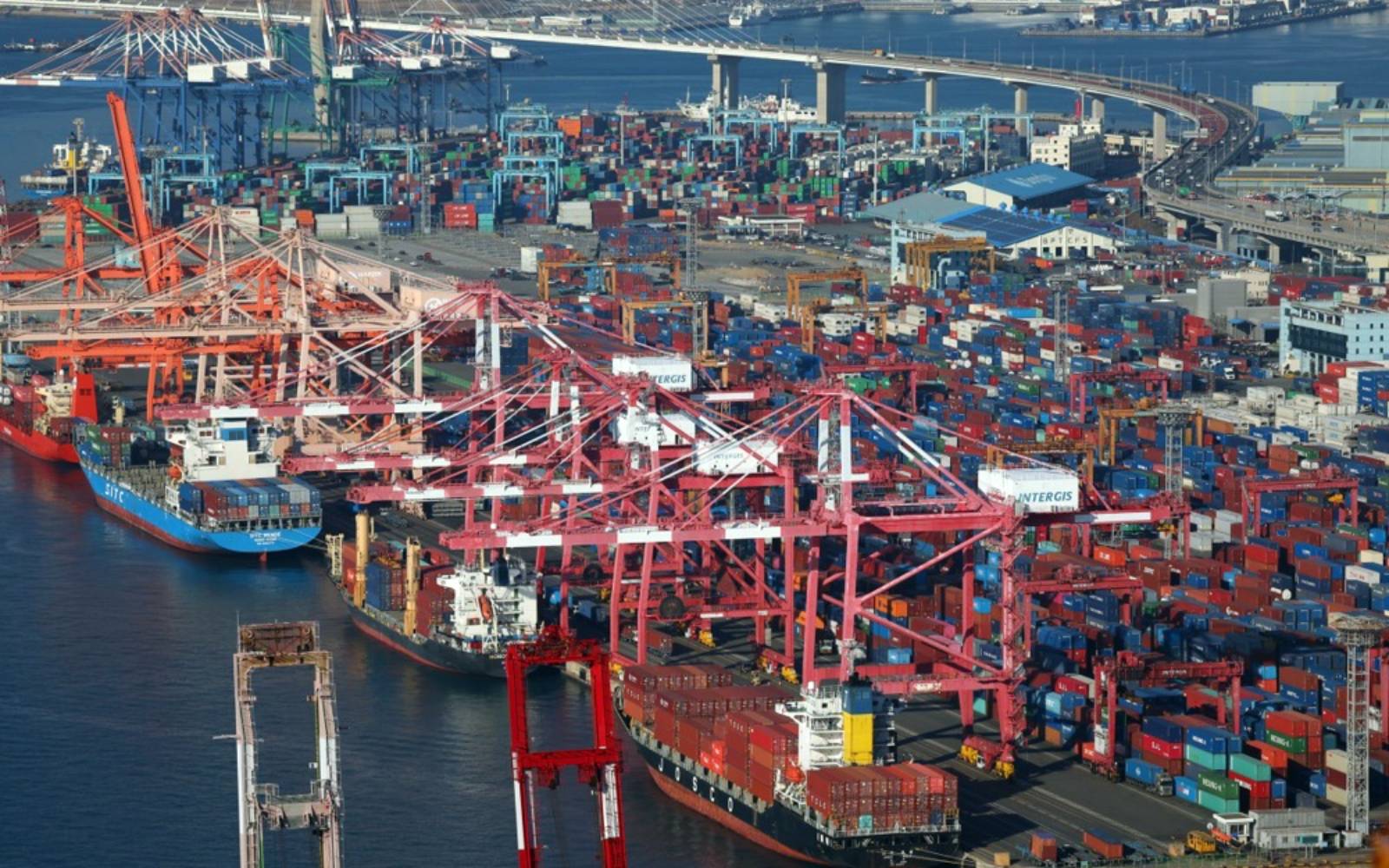 South Korea's economy surges past forecasts in third quarter