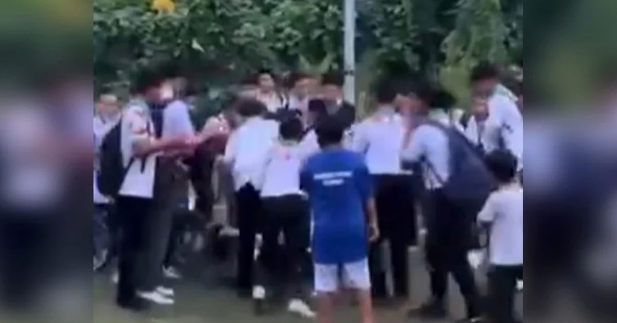 Fourteen teenagers arrested after armed confrontation at playground