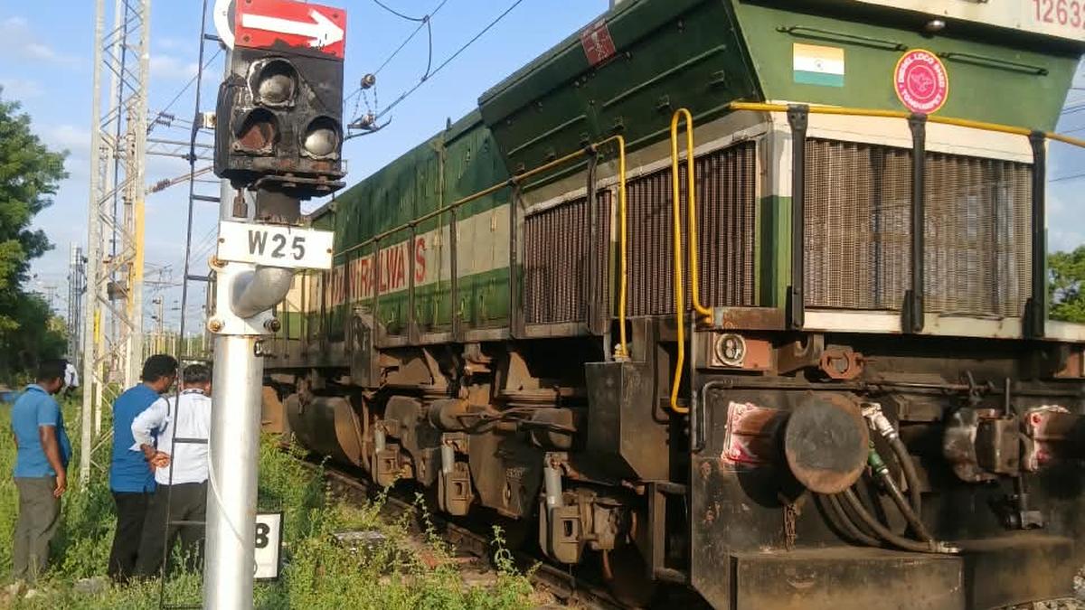 अरक्कोणम रेलवे स्टेशन के पास माल गाड़ी पटरी से उतरी