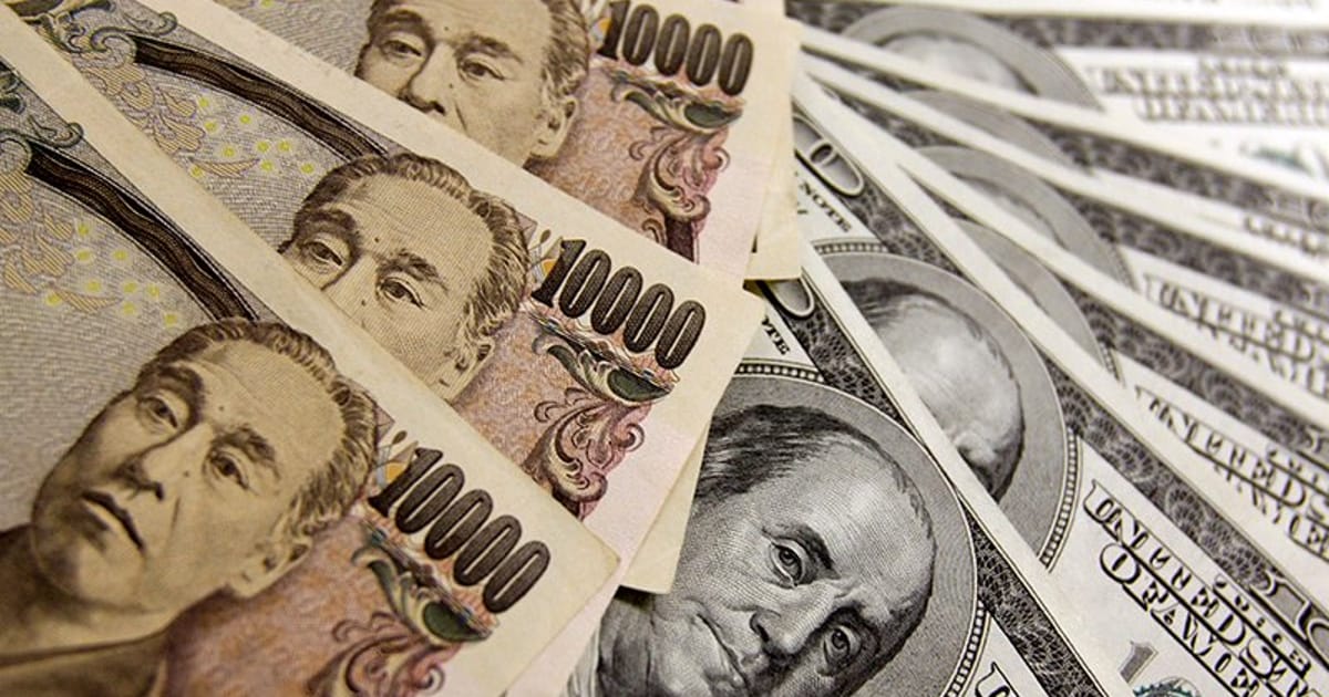 Japanese yen gains ground as dollar awaits US payroll figures