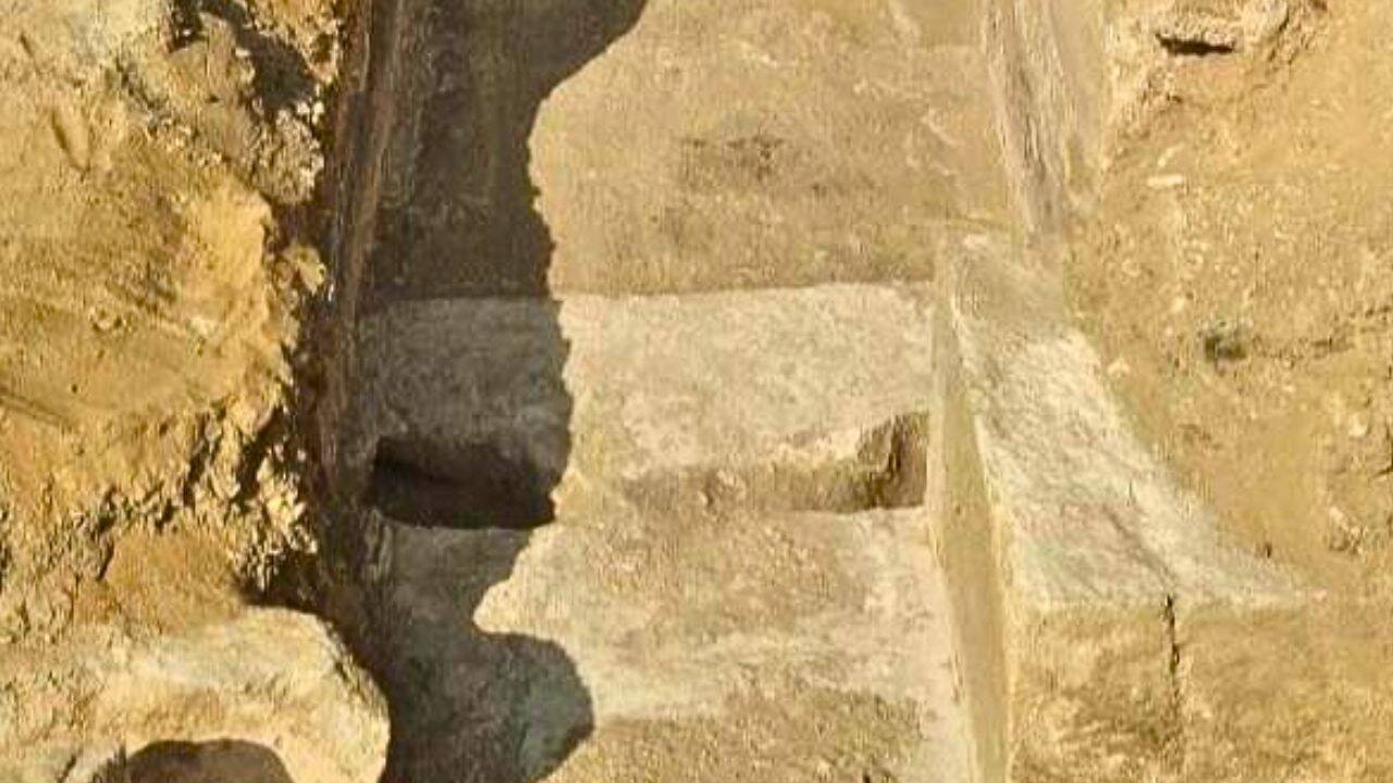 Egyptian archaeologists unearth sealed tomb complex at ancient Saqqara site