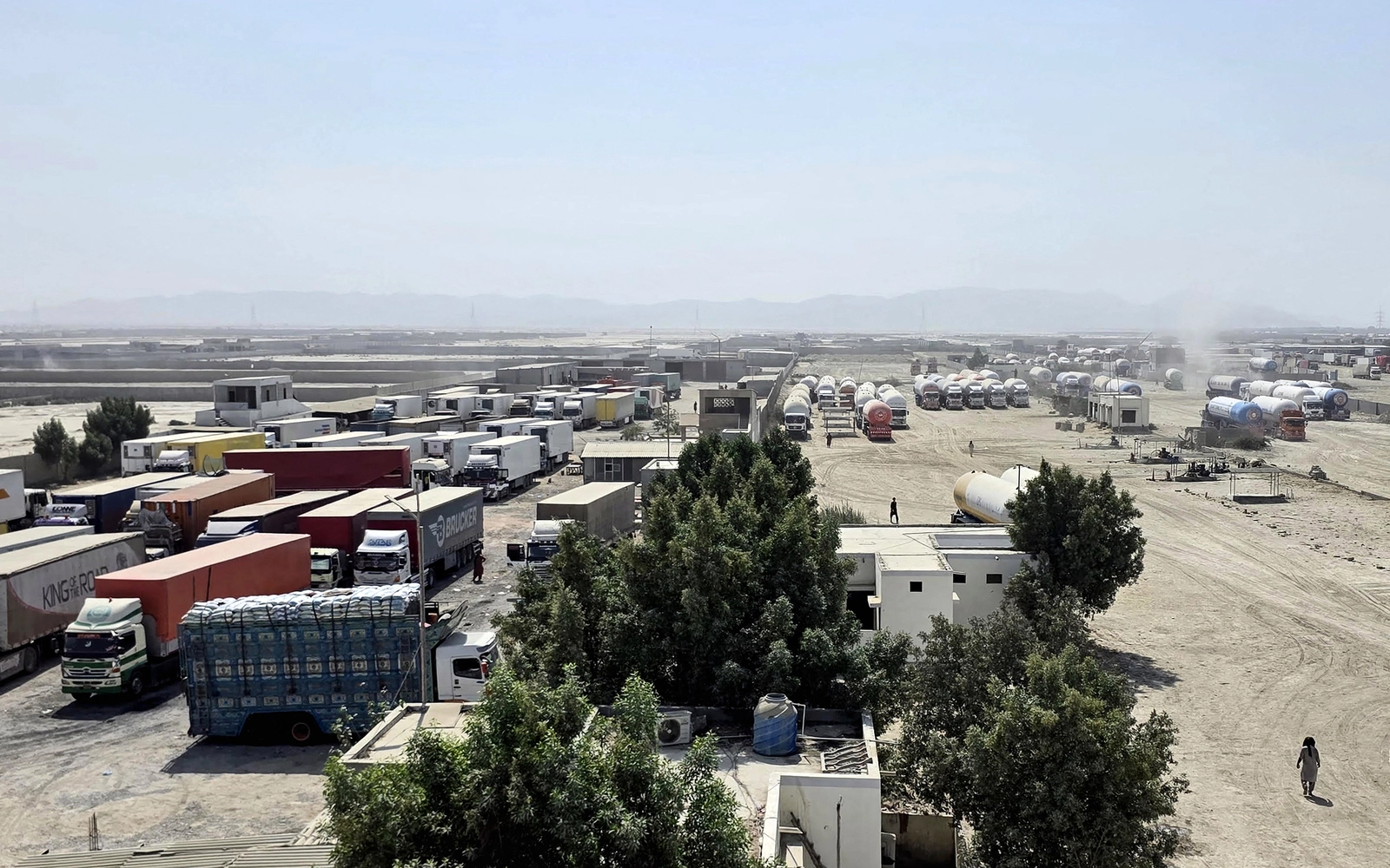 Iran-Pakistan border trade resumes as thousands of trucks remain stranded