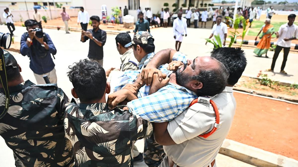 आंध्र प्रदेश: मार्कापुरम कलेक्टरेट के बाहर आत्मदाह का प्रयास