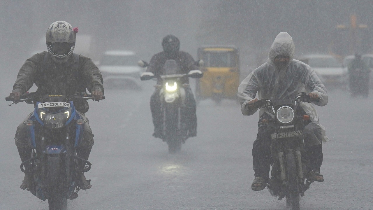 चेन्नई में रिकॉर्ड बारिश के बाद शहर जलभराव से जूझ रहा है
