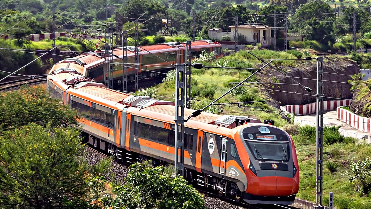 Vande Bharat Express Reaches 100 kmph on World's Highest Railway Bridge