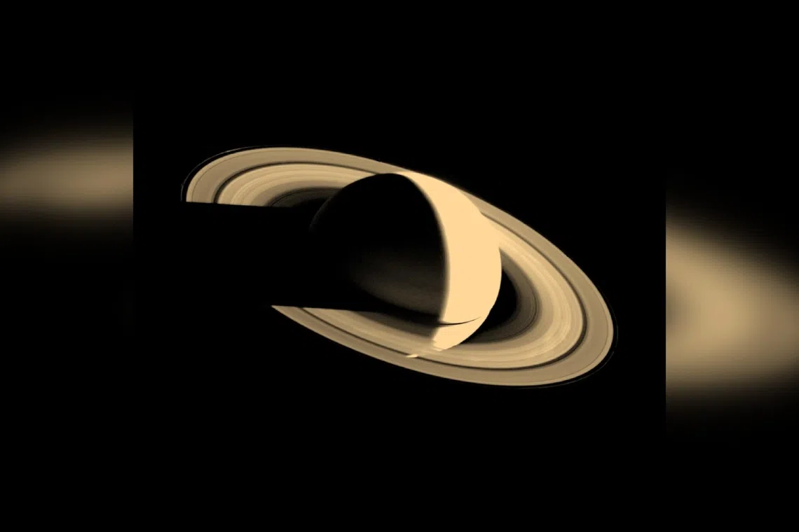 Saturn shines brilliantly beside Harvest Moon in September skies