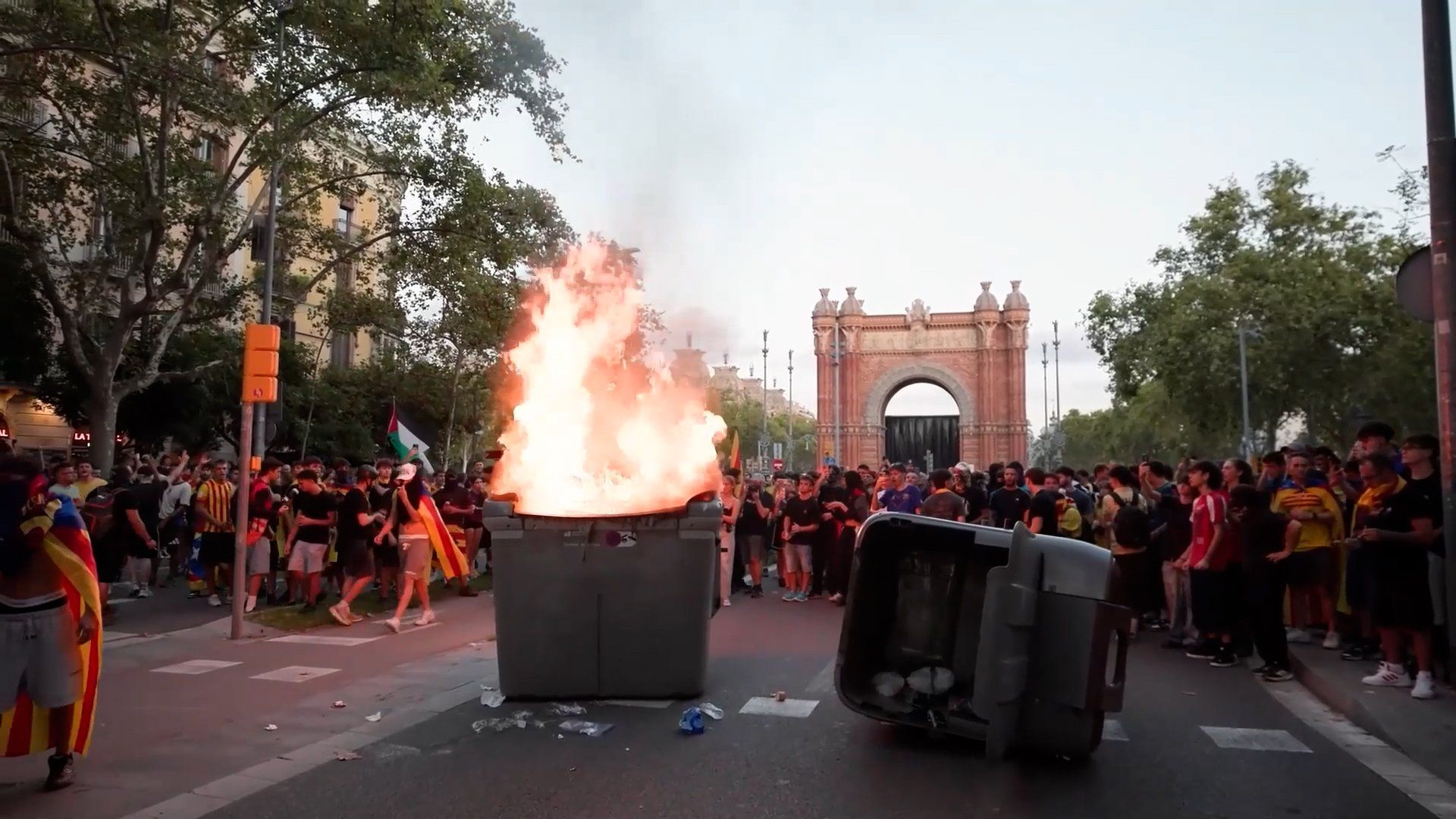 Police deploy against protesters during Barcelona's Catalonia National Day