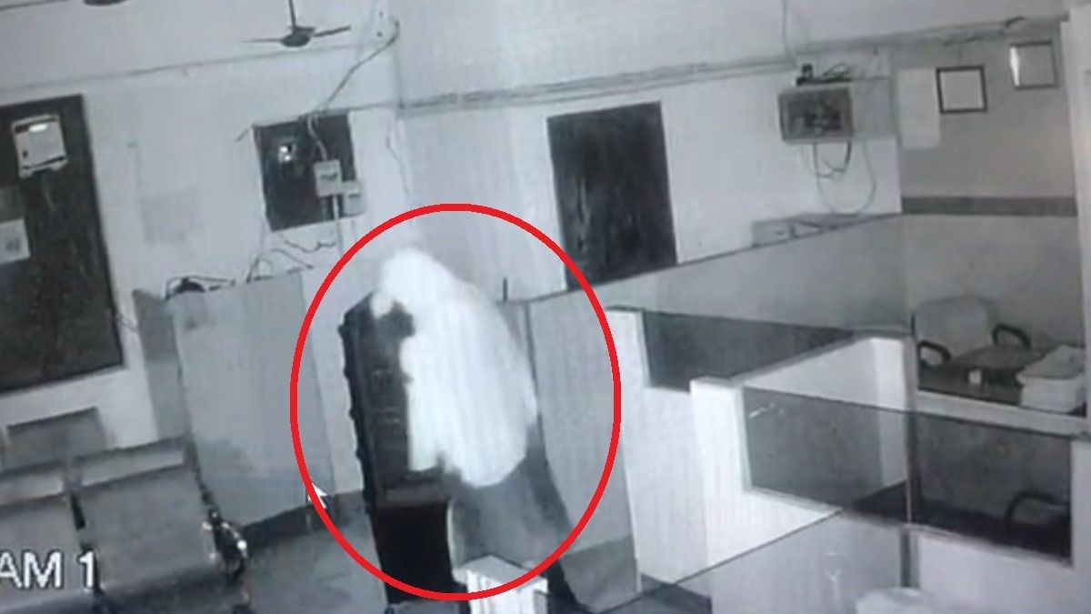 Blanket-Cloaked Thief Fails to Breach Bank Vault in UP