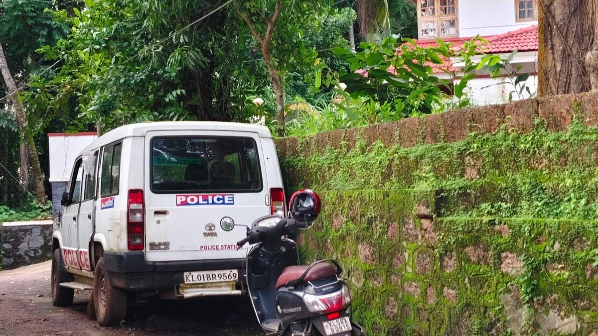 विजयन के निवास के बाहर से सेवाहीन पुलिस वाहन हटाया गया