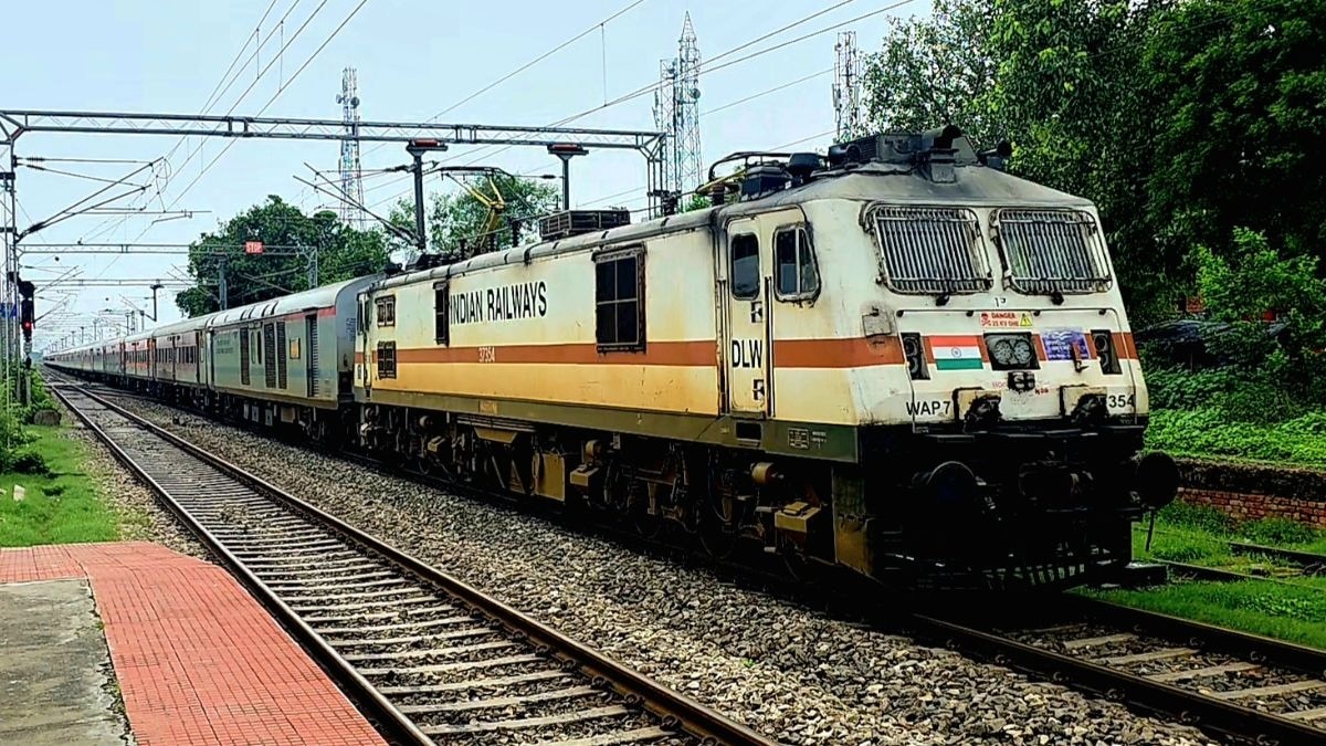 दिवाली के लिए रेलवे चलाएगा 102 फेरे की स्पेशल ट्रेनें, कल से बुकिंग