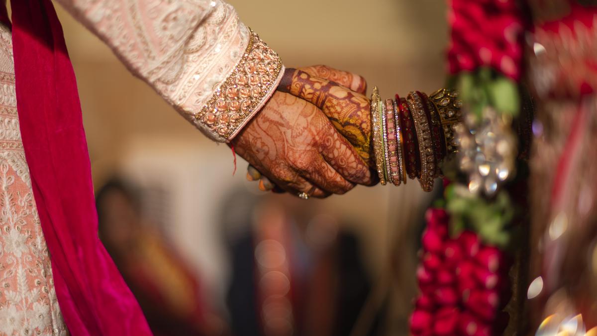 कर्नाटक ने विवाह पंजीकरण नियमों को सख्त किया, आधार को उम्र का प्रमाण नहीं माना