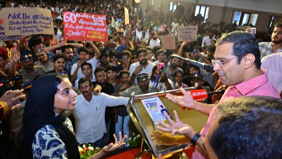 महाराजा कॉलेज में तनाव: संस्कृत विश्वविद्यालय के छात्रों के निलंबन को लेकर एसएफआई का प्रदर्शन