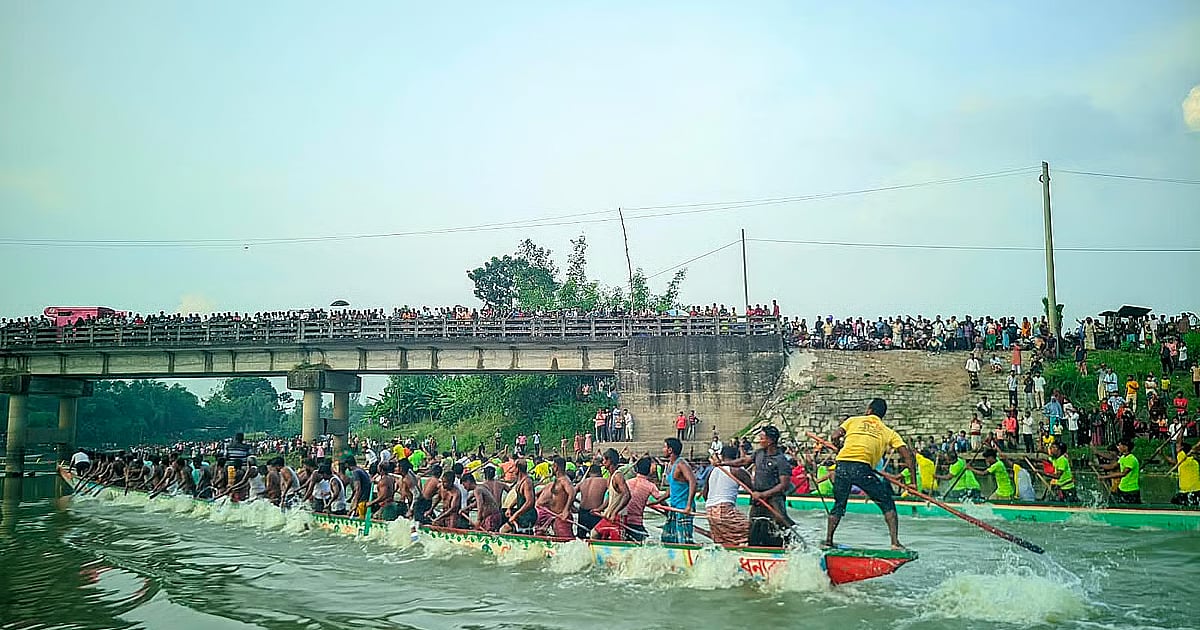 ঘাঘট নদীতে নৌকা প্রতিযোগিতায় মুখর হচ্ছে পরিবেশ