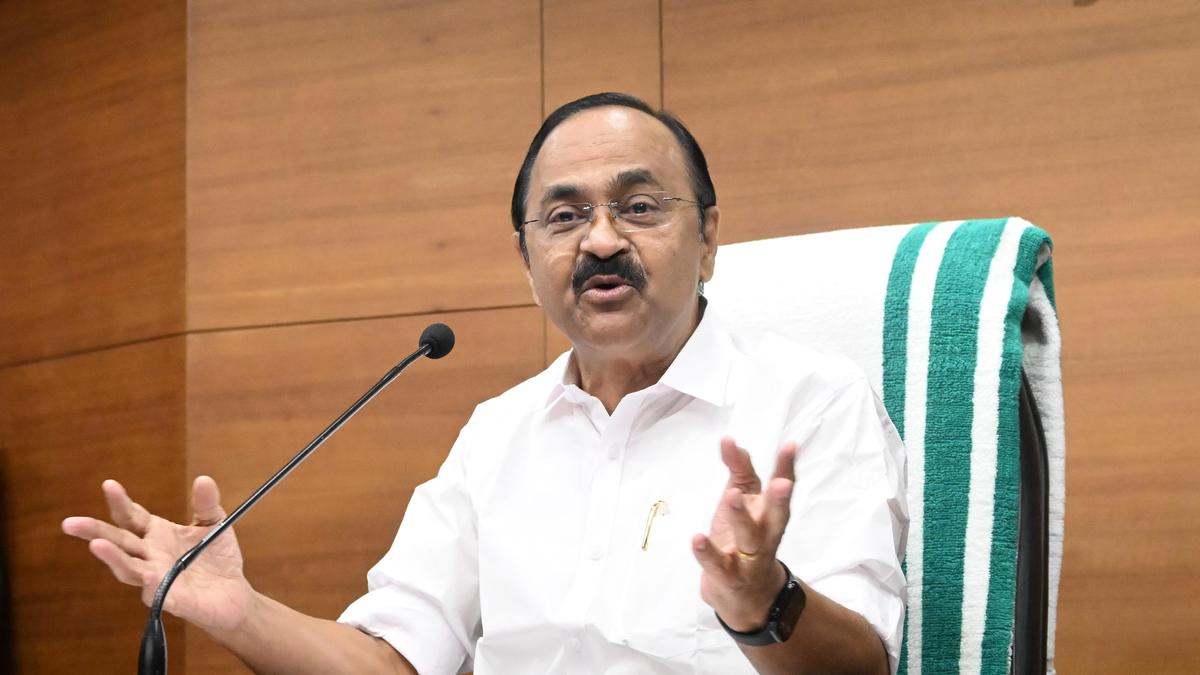केरल में बाढ़ राहत के लिए चार्टर्ड विमान पर सियासत तेज़