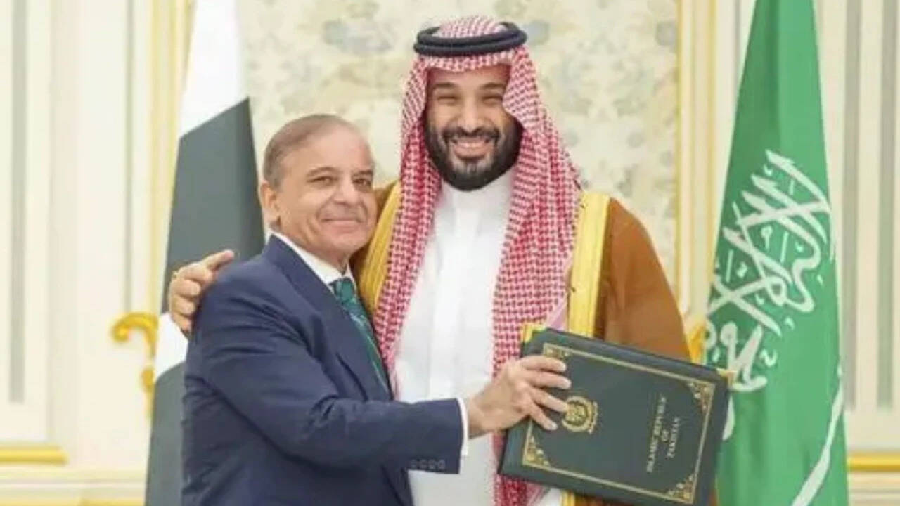 Pakistan pledges solidarity with Saudi Arabia over Houthi strikes