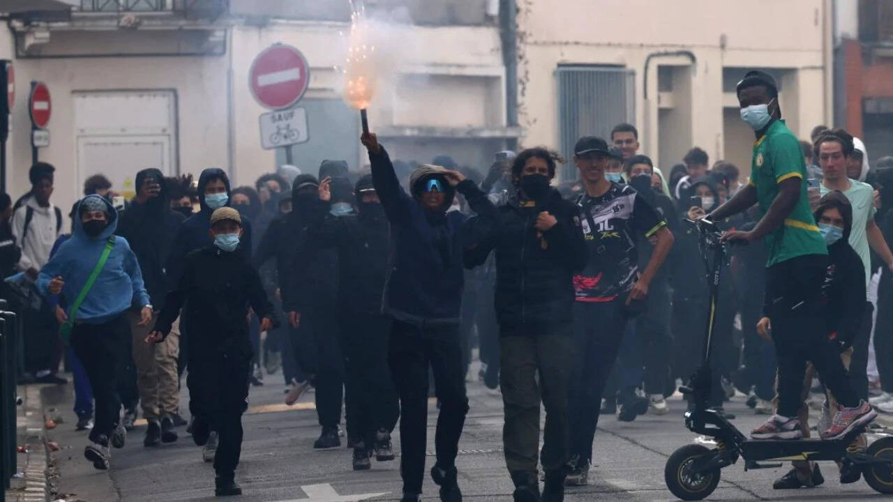 French student loses hand in stun grenade during school protests