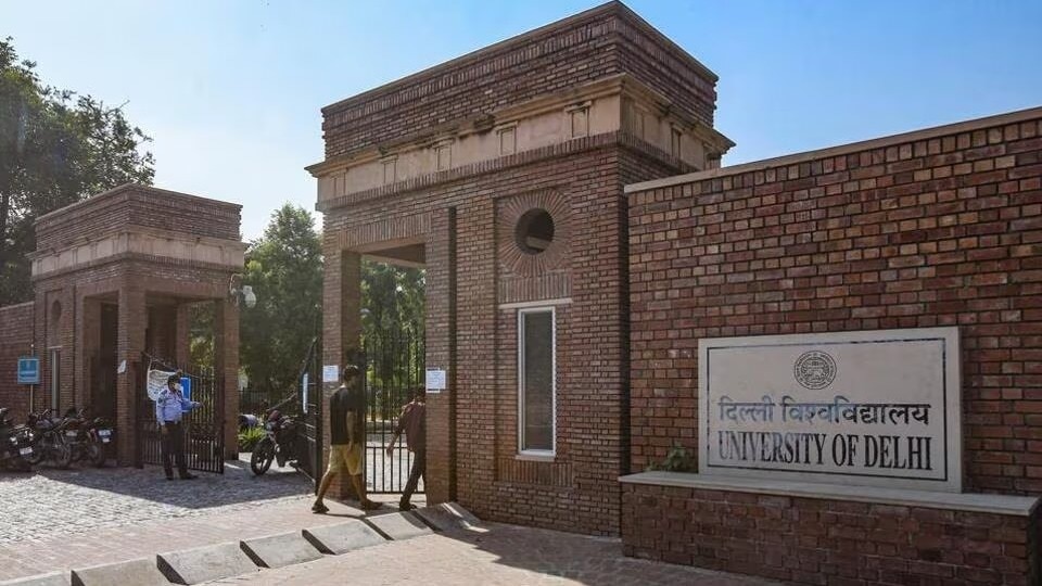 दिल्ली विश्वविद्यालय ने स्नातक छात्रों के लिए पास करने के नियमों में ढील दी