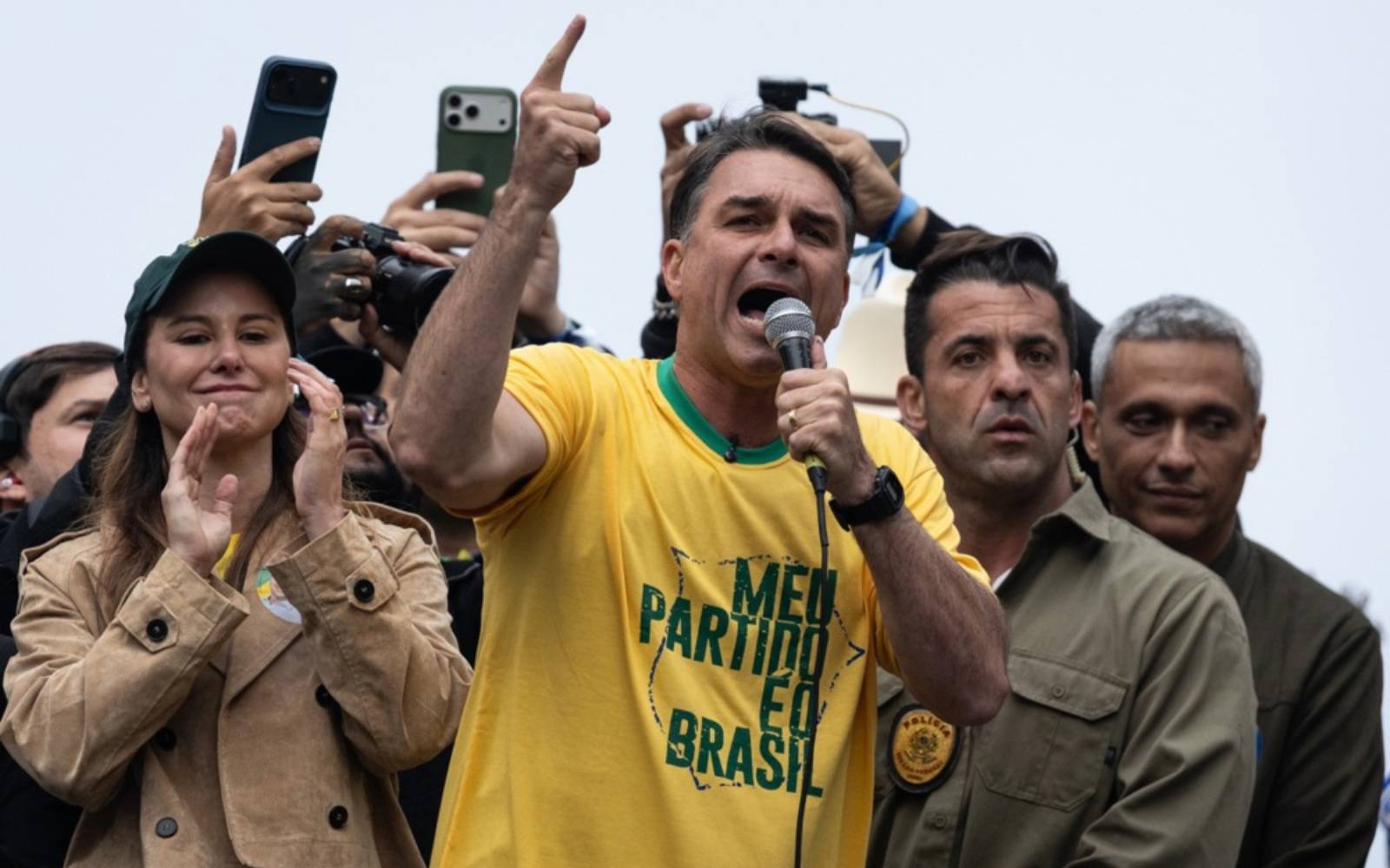 Anak Bolsonaro Dakwa Mahkamah Larang Dia Meninggalkan Brazil