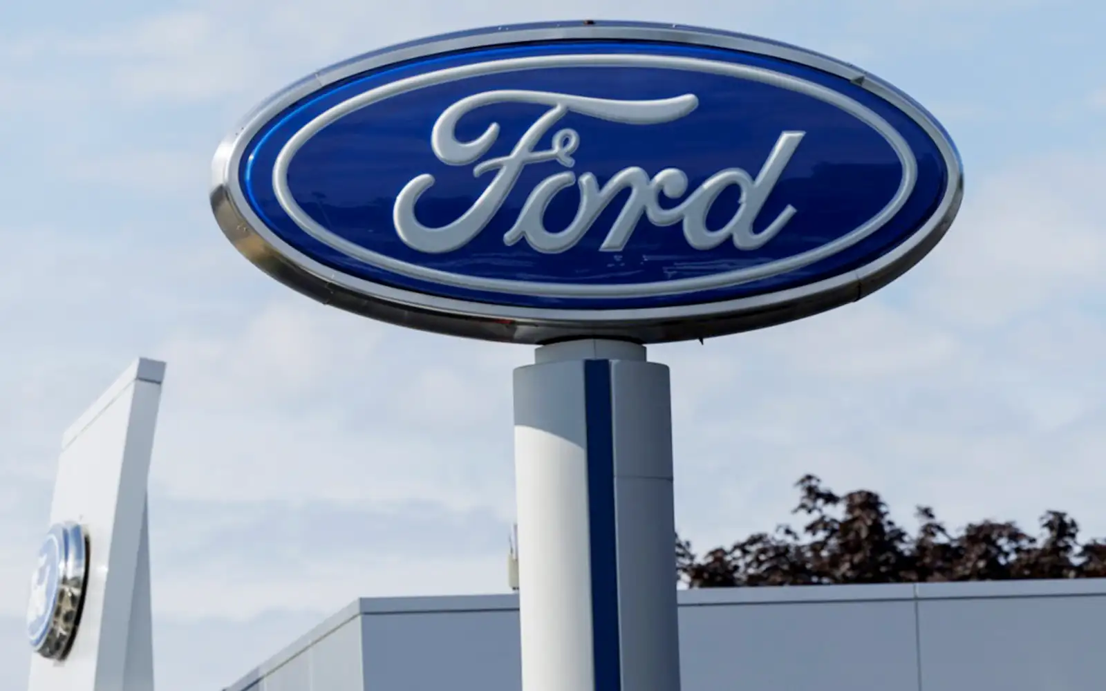 Keuntungan Ford menurun namun pengguna Amerika tetap 'berdaya tahan'