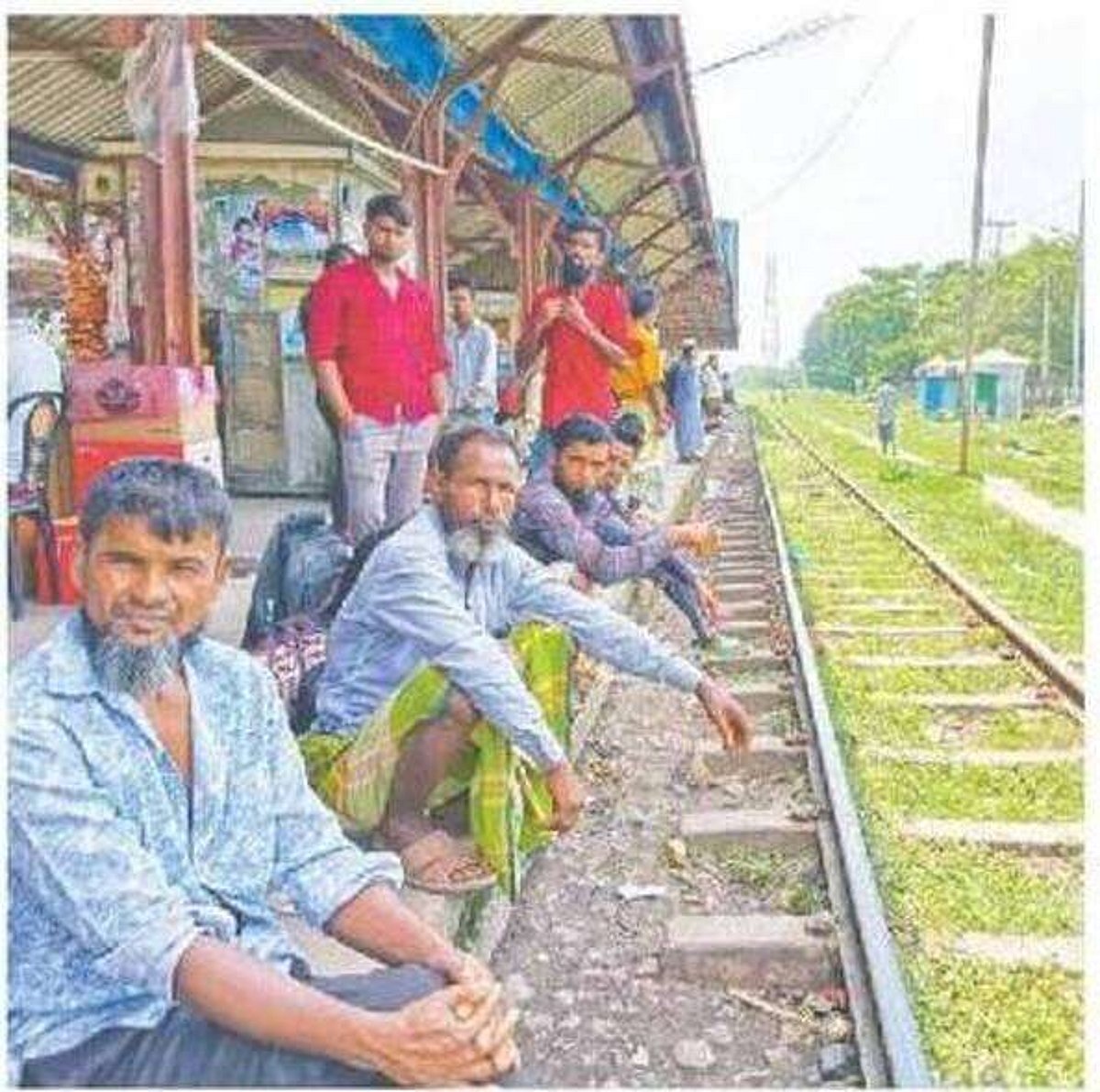 দরিদ্র মানুষের ট্রেন সেবা ক্রমান্বয়ে বন্ধ হচ্ছে
