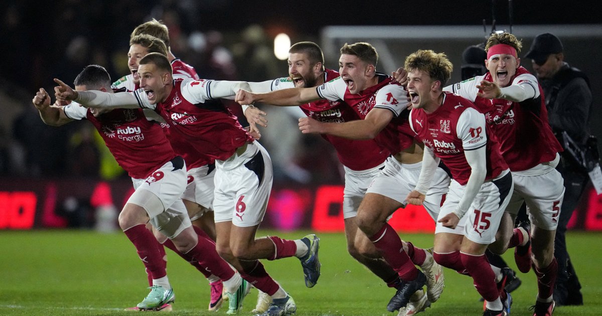 Arsenal eliminated from League Cup by fourth-tier Fleetwood on penalties