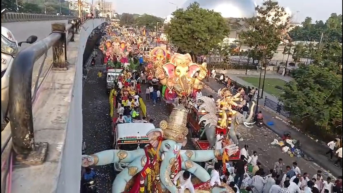 Hyderabad sees traffic snarls as Ganesh idol immersions peak