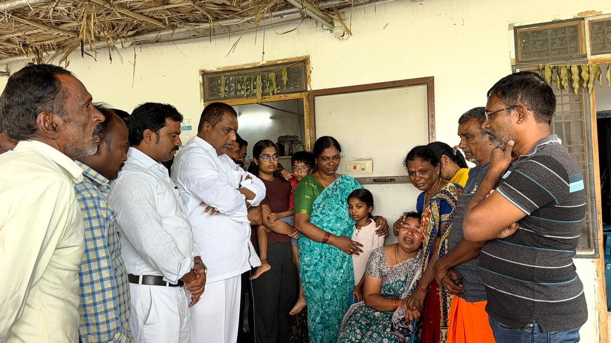Telangana Minister extends financial aid to BRS leader's family