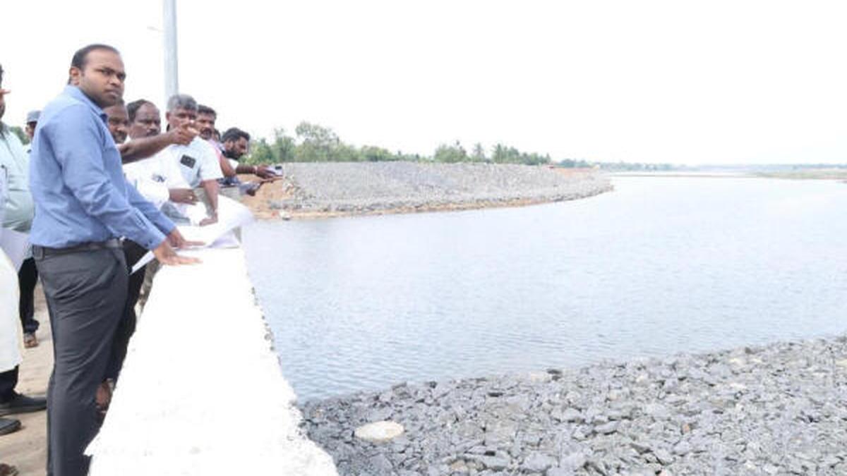 कुड्डालोर में बाढ़ नियंत्रण परियोजनाओं की कलेक्टर ने की समीक्षा