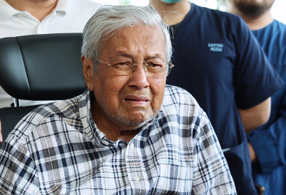 Tun Dr Mahathir Melawat Makam Isteri, Menangis Tiga Hari Selepas Kematiannya