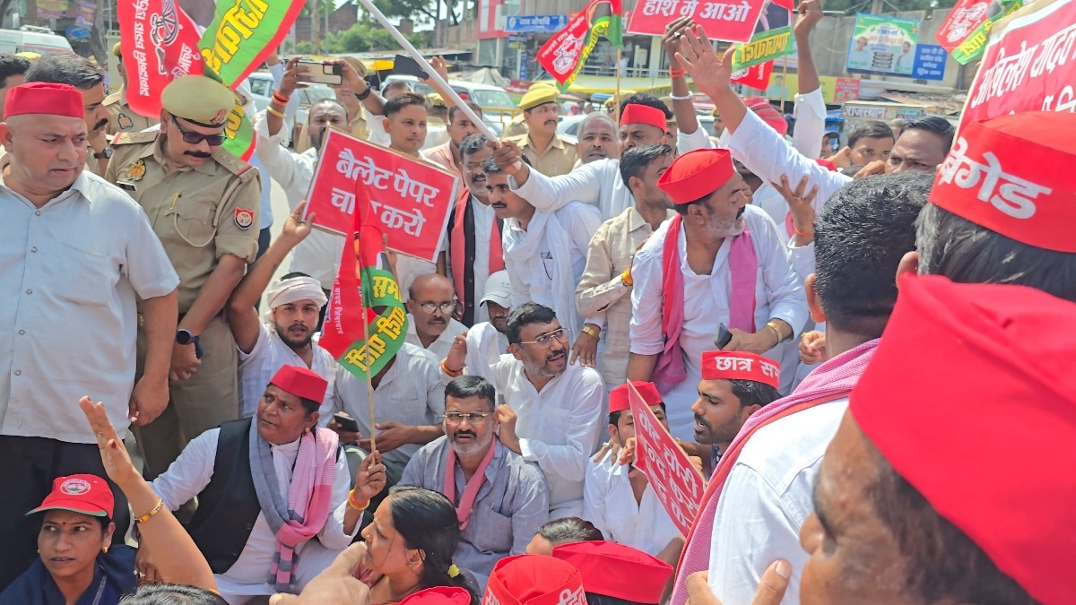 चुनाव आयुक्त के पुतले को जलाने के लिए सपा कार्यकर्ताओं के खिलाफ FIR