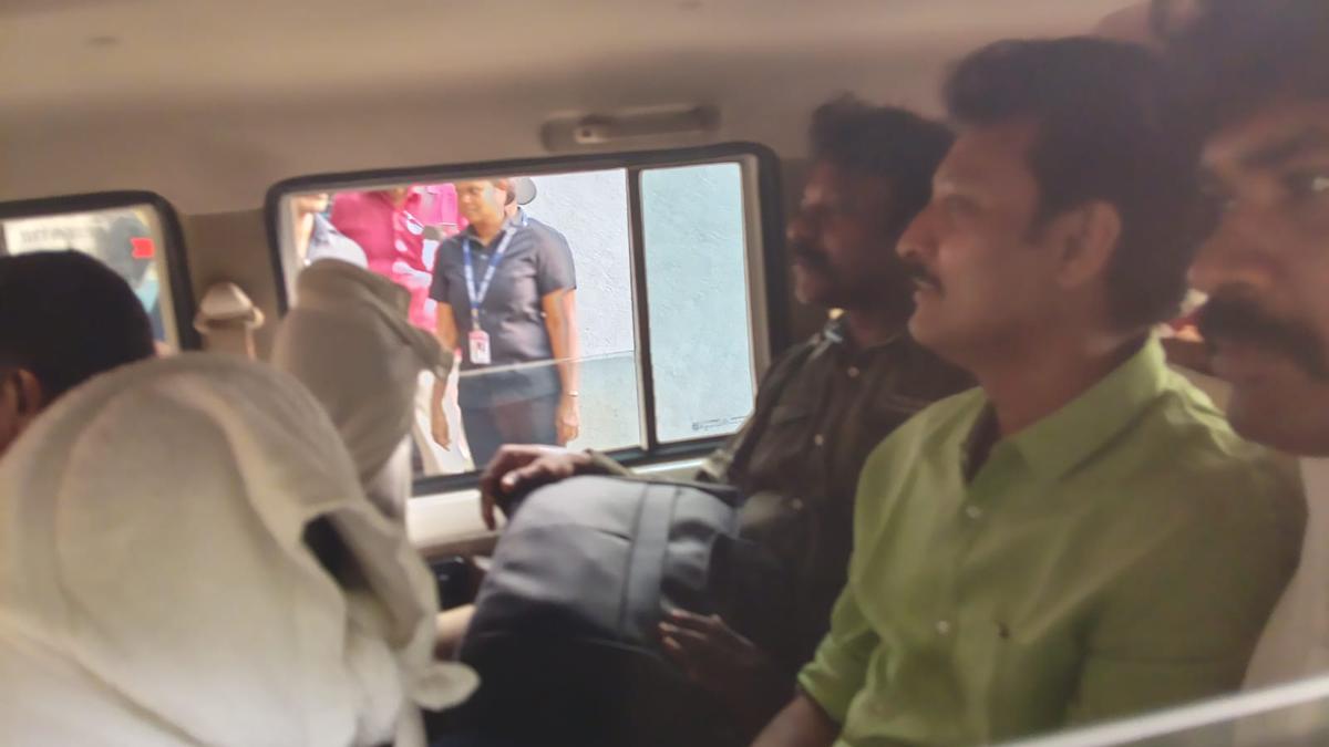 पूर्व तमिलनाडु शिक्षा मंत्री अंबिल महेश पोयामोझी गिरफ्तार
