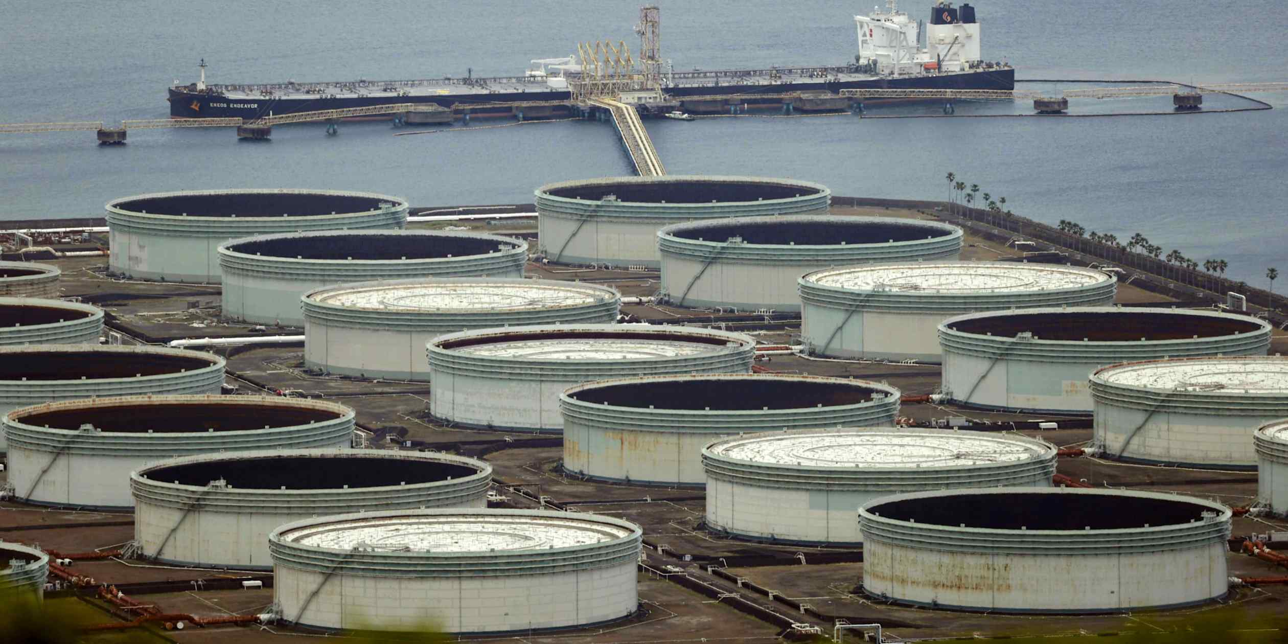 Global oil stocks fall as Hormuz tensions persist