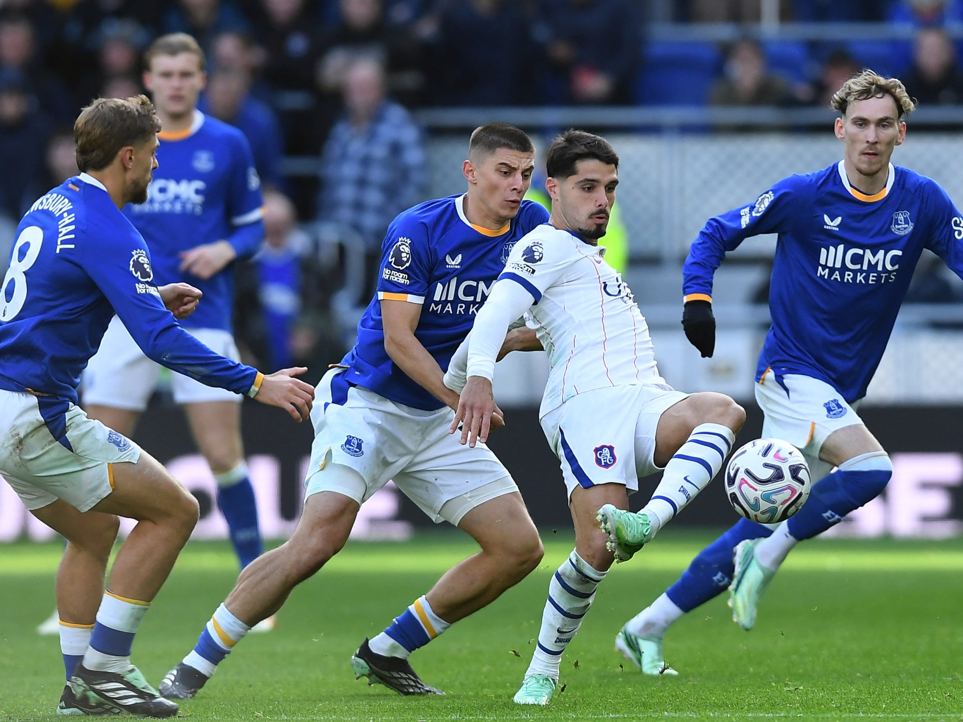 Neto double guides Chelsea to victory; Martinez hospitalized after head injury