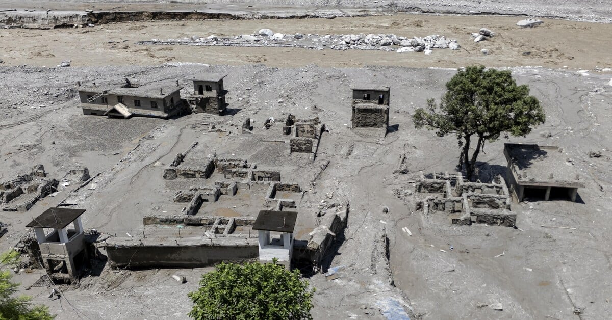 Nepal flash floods death toll exceeds 1,400 as search continues