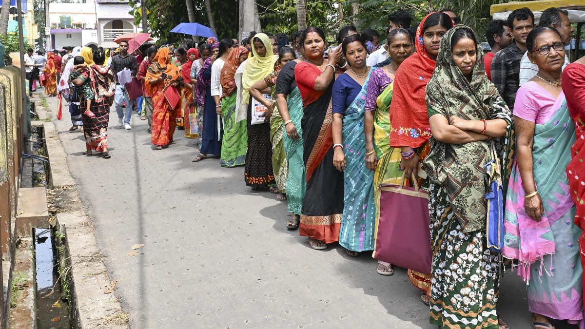 पश्चिम बंगाल में मतदाता पुनः नामांकन अभियान से पहले निर्वाचन कर्मचारियों की सुरक्षा की मांग