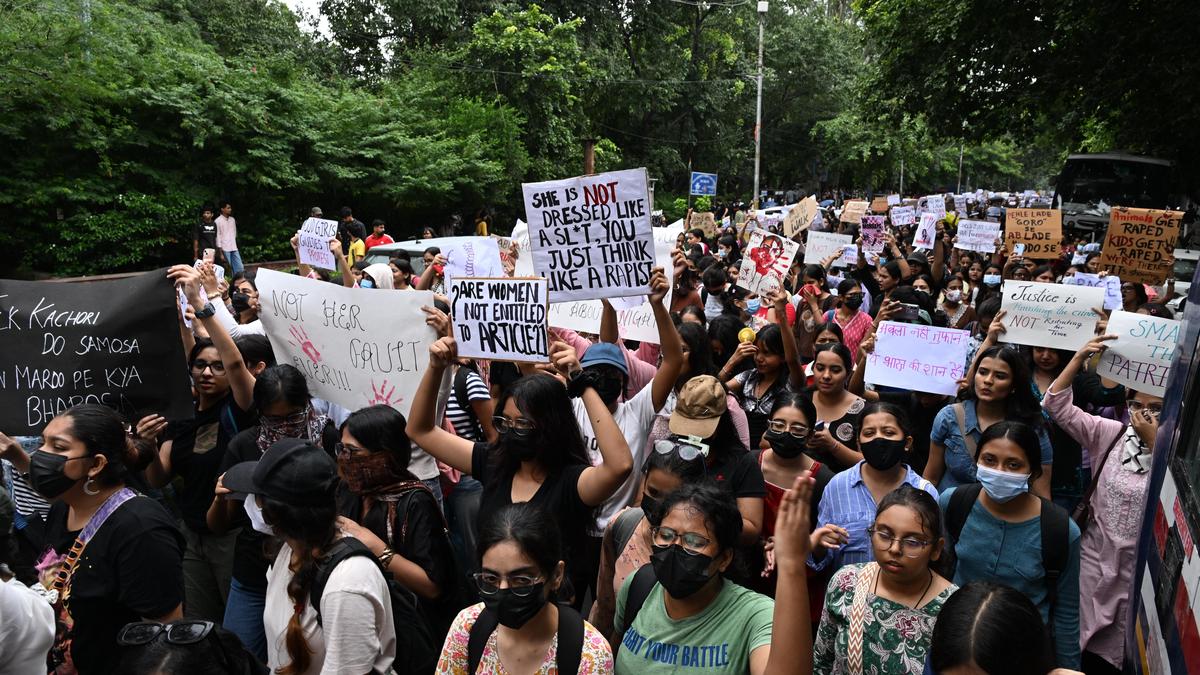 दिल्ली की छात्राएं कहती हैं: कर्फ्यू नहीं, सड़कों को ठीक करो
