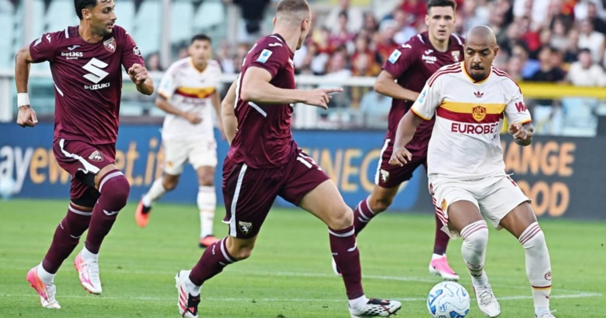 Malen's hot streak propels Roma to top of Italian league standings