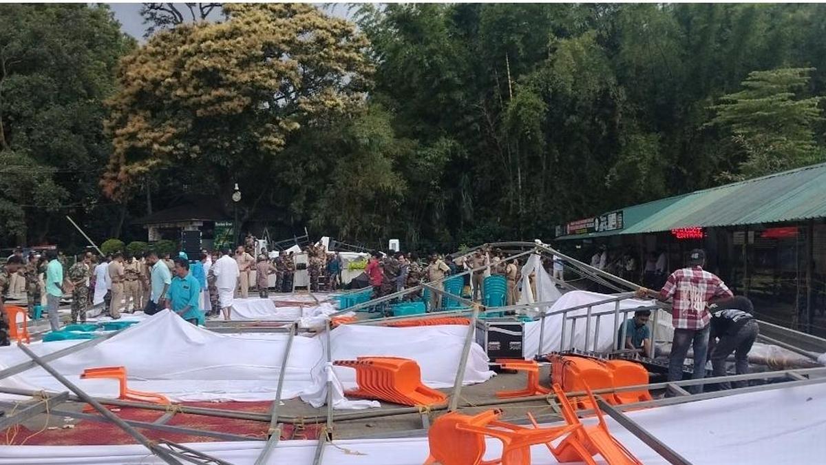 केरल के थेक्कड़ी में वन्यजीव सप्ताह के मंच का ढहना, चार घायल